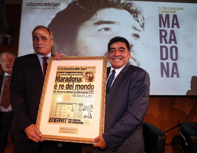 Una prima pagina della Gazzetta molto speciale per Maradona. Ansa